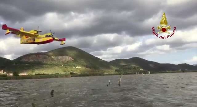 Incendi: 29 richieste di intervento aereo, sei dalla Campania Incendi: 29 richieste di intervento aereo, sei dalla Campania