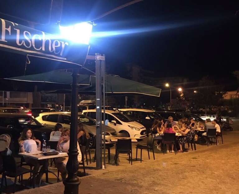 Caserta: parcheggiatori abusivi con tariffario differenziato a Piazza Pitesti Caserta: parcheggiatori abusivi con tariffario differenziato a Piazza Pitesti