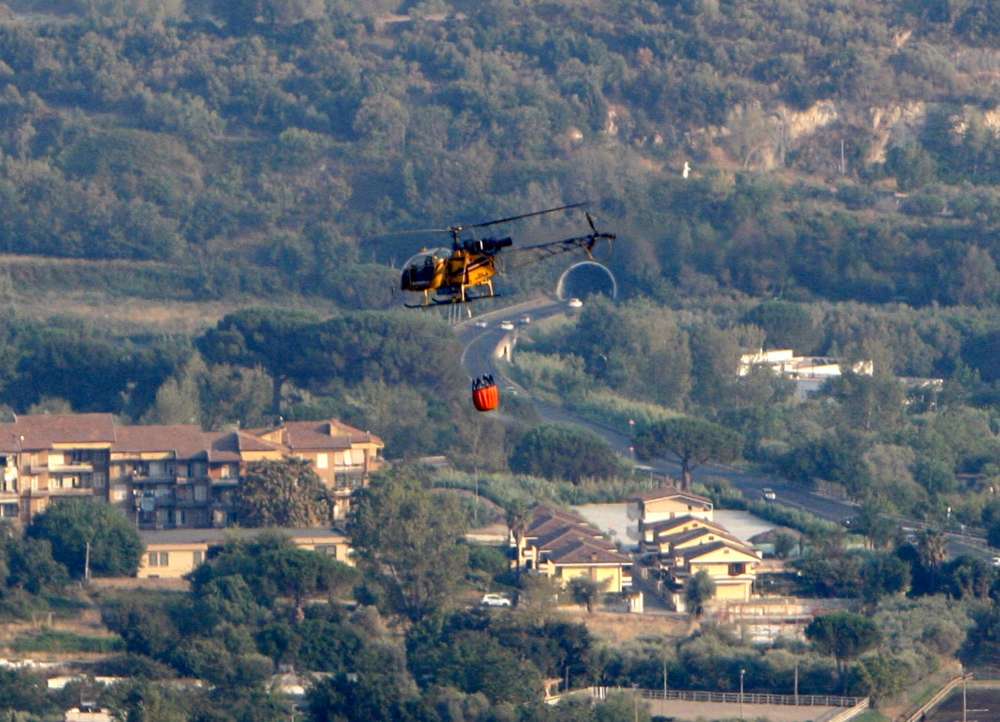 Incendio Caserta, vigili del fuoco in azione: incendio quasi domato Incendio Caserta, vigili del fuoco in azione: incendio quasi domato