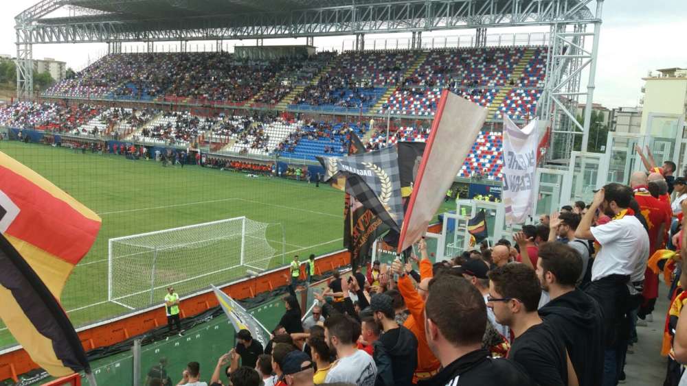 Il Benevento affonda a Crotone: giallorossi senza punti e senza reti Il Benevento affonda a Crotone: giallorossi senza punti e senza reti