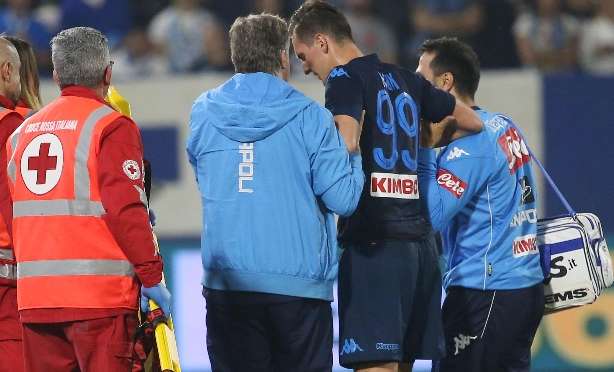 Napoli, operato Milik: tempi di recupero simili allo scorso anno Napoli, operato Milik: tempi di recupero simili allo scorso anno