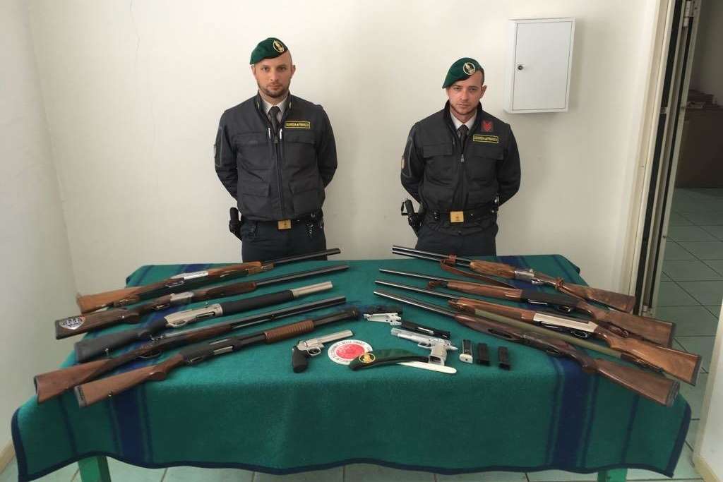 Tangenti per porto d’armi e per far sparire fascicoli, in manette un poliziotto Tangenti per porto d’armi e per far sparire fascicoli, in manette un poliziotto
