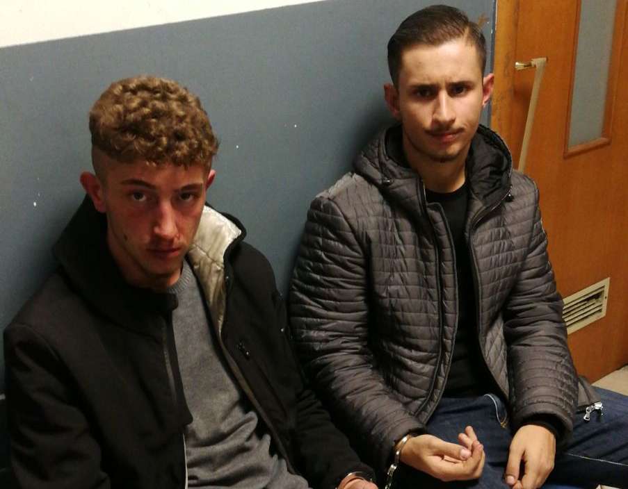 Pistola e spada per rapinare un turista: fermati due 18enni Pistola e spada per rapinare un turista: fermati due 18enni