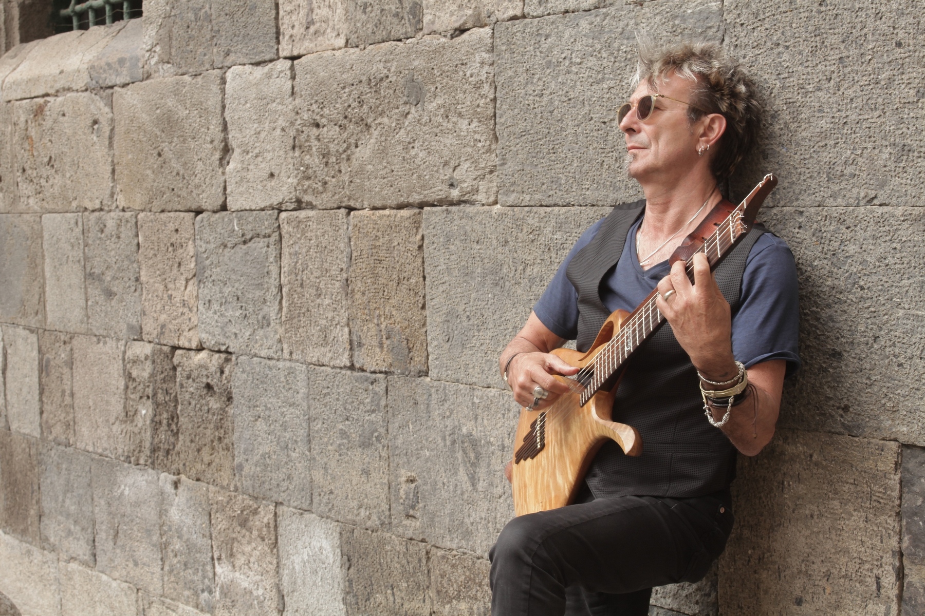 Risultati immagini per UNA CHITARRA TRA NAPOLI E IL MONDO