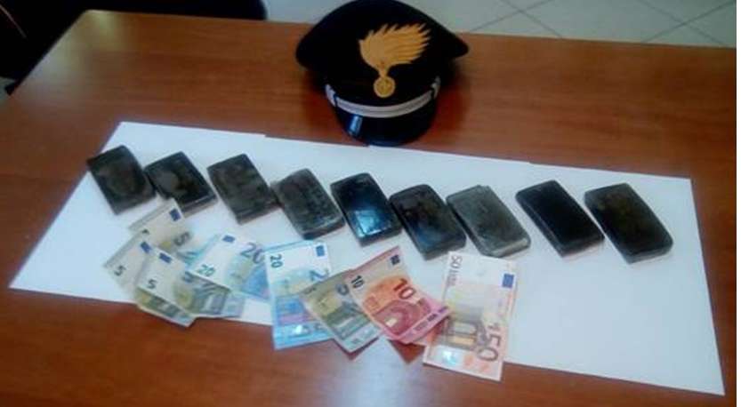 Beccato con un 9 panetti di hashish, arrestato un 52enne Beccato con un 9 panetti di hashish, arrestato un 52enne