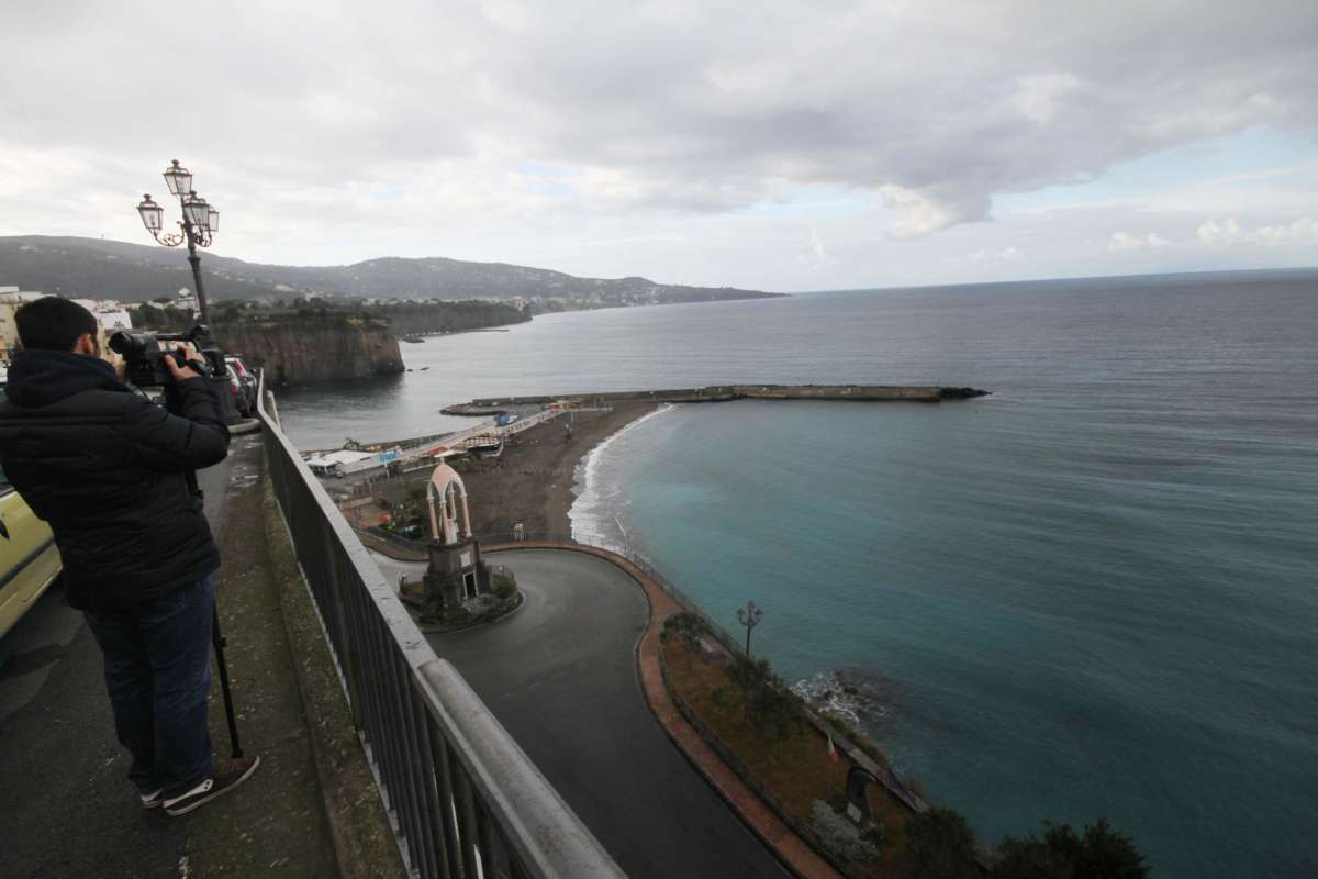 Sorrento fa pulizia: multe e Daspo per chi non lascia in pace i turisti Sorrento fa pulizia: multe e Daspo per chi non lascia in pace i turisti