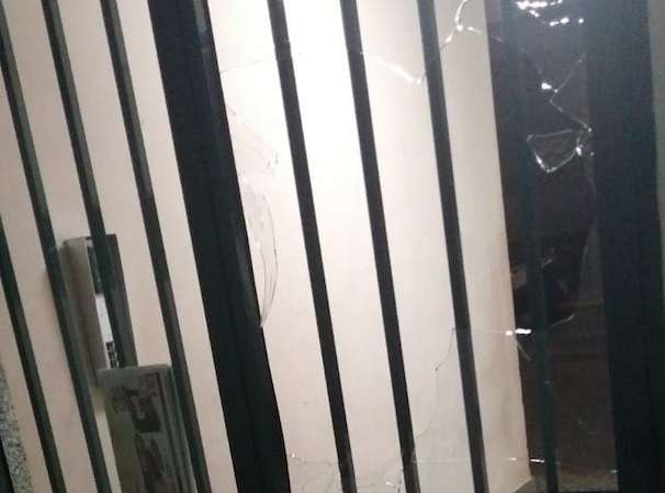 Solofra, ennesimo raid vandalico: sassi contro un portone Solofra, ennesimo raid vandalico: sassi contro un portone