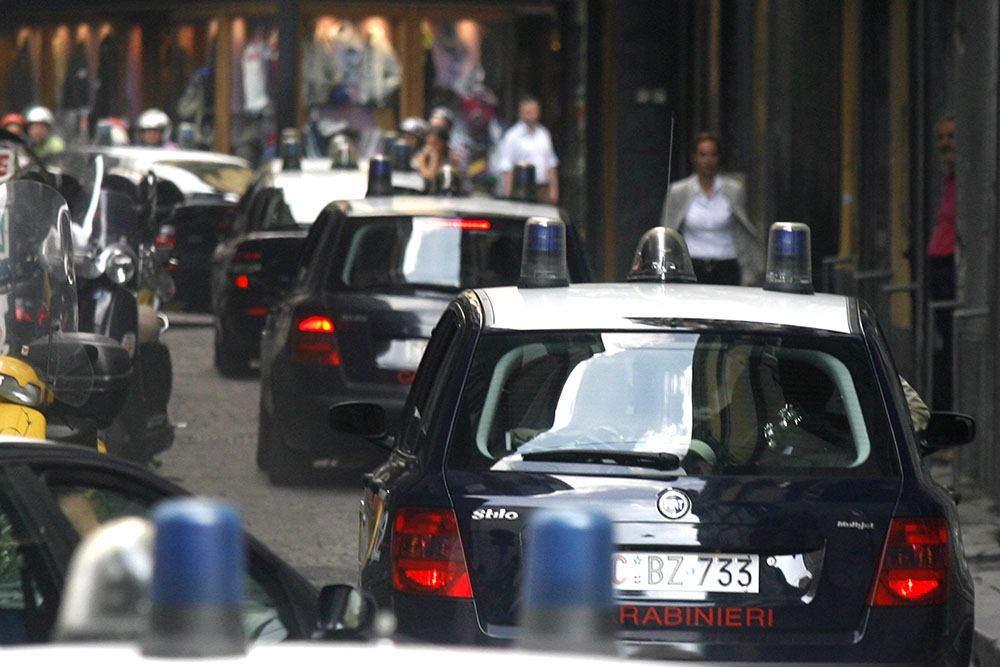 Blitz dei carabinieri e arresti di persone responsabili di furti di beni d'arte e di oggetti preziosi in abitazioni ed in luoghi di culto