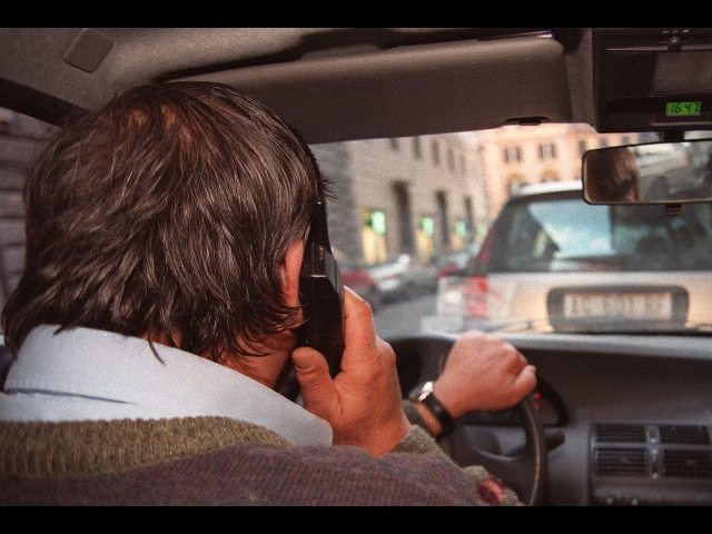 Guidatore con telefono
