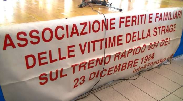 Lo-striscione-dellassociazione-vittime-della-strage-del-Rapido-904