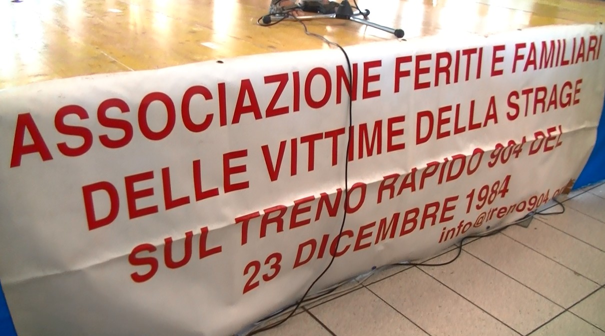 Lo-striscione-dellassociazione-vittime-della-strage-del-Rapido-904
