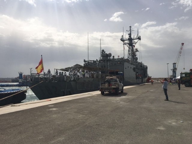 Nave in porto Cagliari
