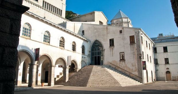Santuario-di-montevergine-chiostro-620x330