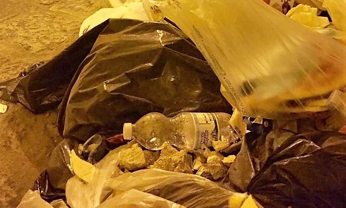 Vicolo Adelberga rifiuti