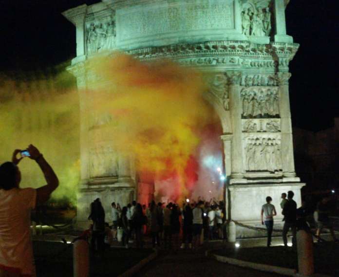 arco traiano giallorosso 2