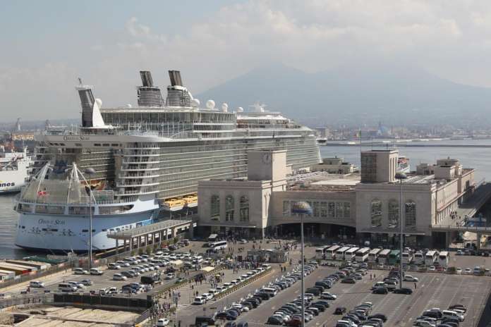 La Nave Oasis Of The Seas a Napoli