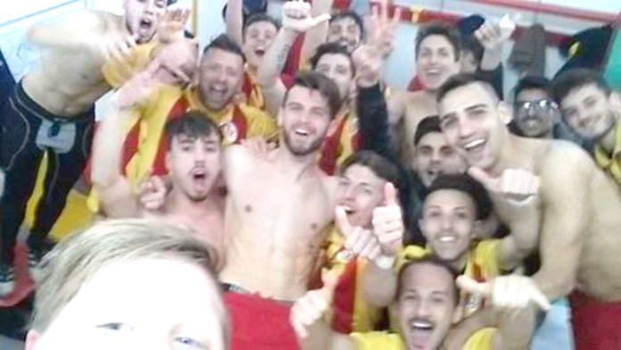 selfie grotta dopo vittoria contro l'ariano