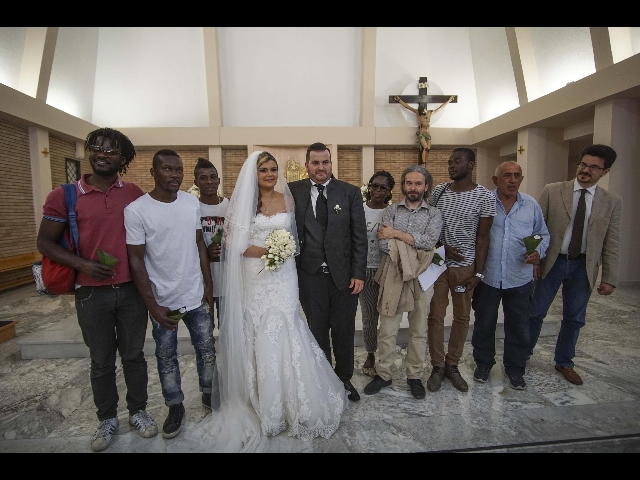 sposi invitano migranti a matrimonio