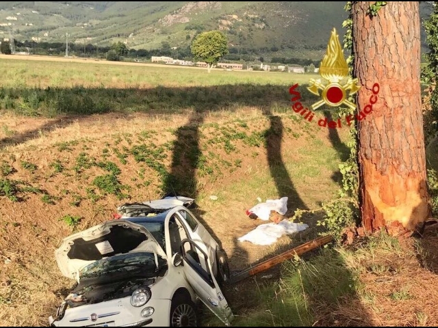 Auto contro albero
