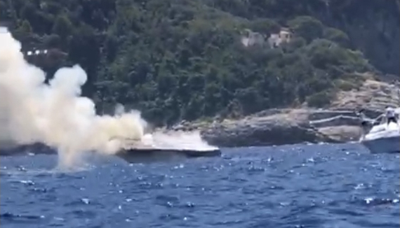 Gozzo in fiamme a Napoli