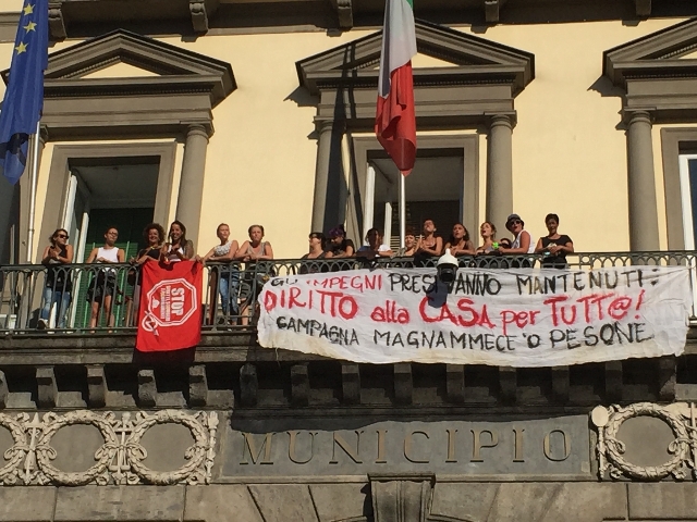 Protesta occupato comune Napoli