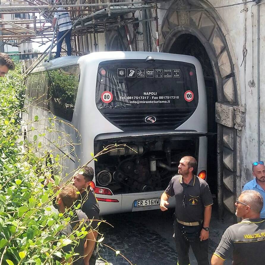 Pullman turistico incastrato