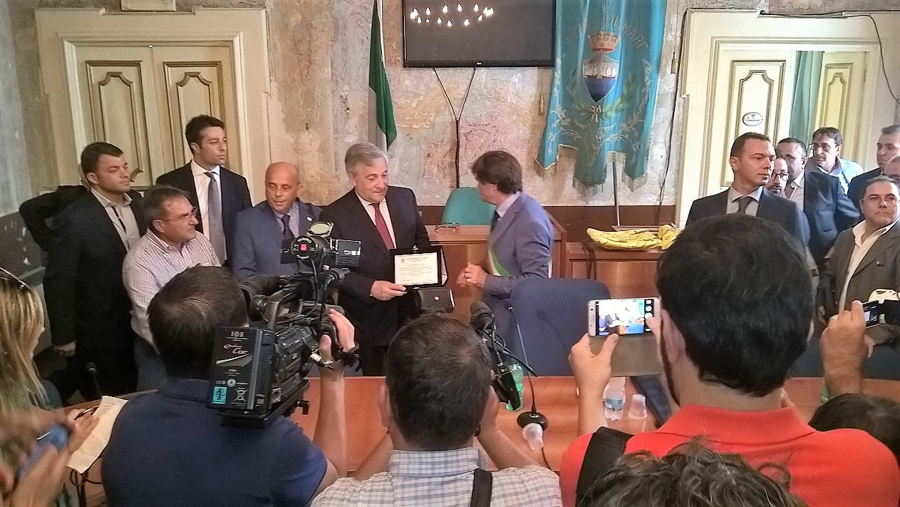 Targa a Tajani