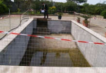 Cede il muro di una piscina, grave artigiano di Biella