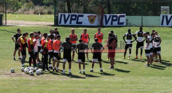 013 - Benevento in gruppo a centrocampo