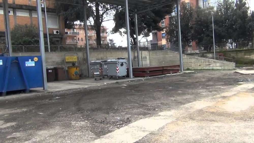 Aversa rifiuti via Perugia
