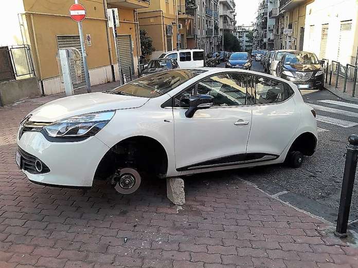 auto danneggiata macchina