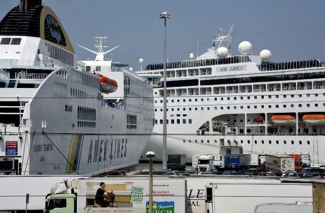 Nave partenza Grecia