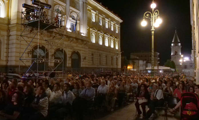 pubblico piazza castello