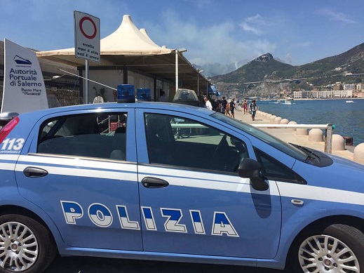 Polizia agli imbarchi del porto turistico