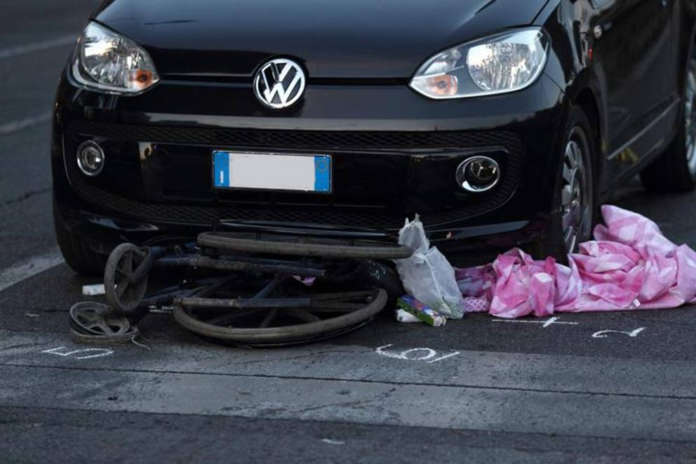 Sedia a rotelle investita