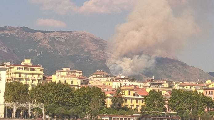 foto incendio salerno