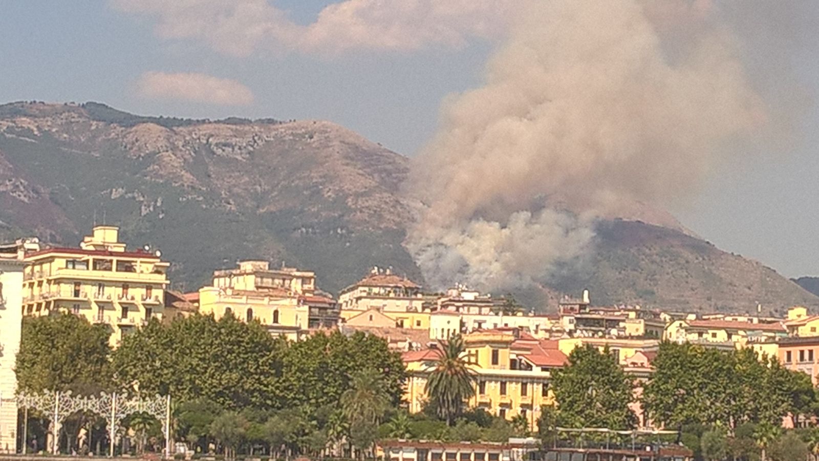 foto incendio salerno