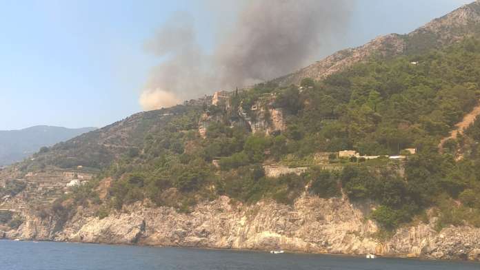 maiori in fiamme