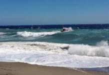Battipaglia, quattro bagnini salvano due uomini risucchiati dal mare