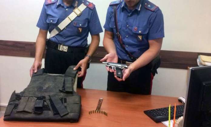 pistola, la scoperta mentre zappa