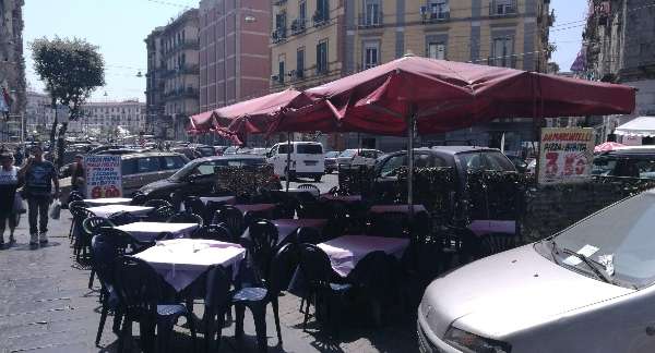 tavoli in strada napoli