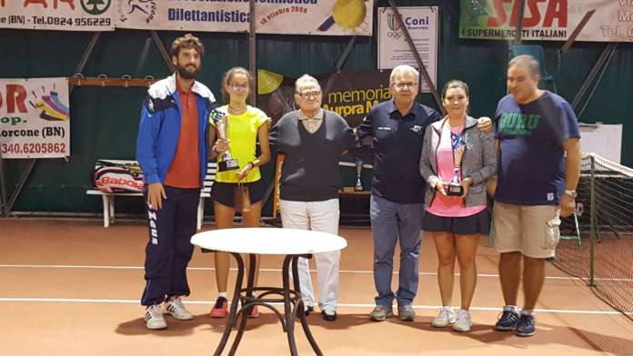 Foto di gruppo premiazioni finale femminile con la vincitrice Sara Milanese e la finalista Roberta Izzo