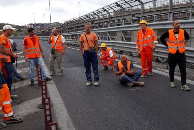 Lavoratori protesta Napoli