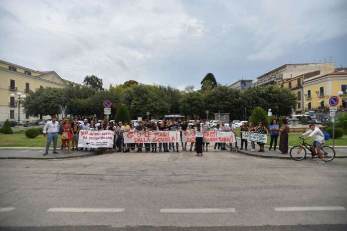 Protesta dei genitori fuori alla Prefettura