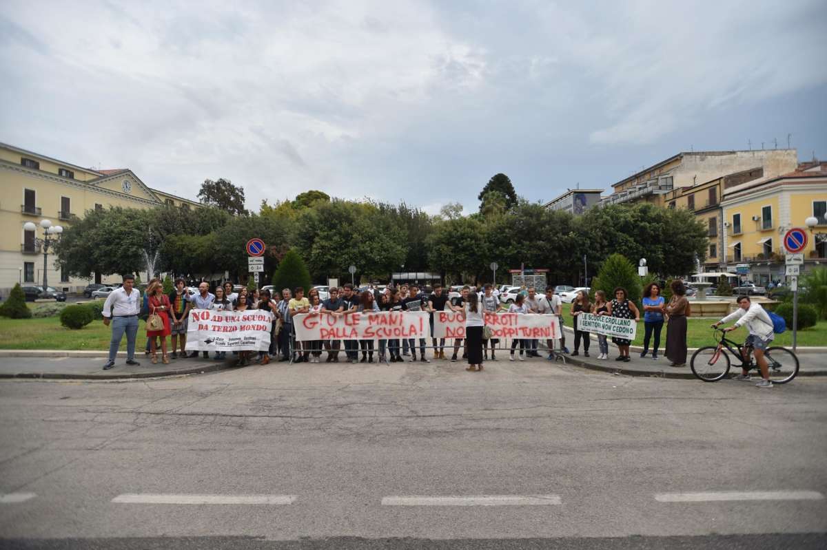 Protesta dei genitori fuori alla Prefettura