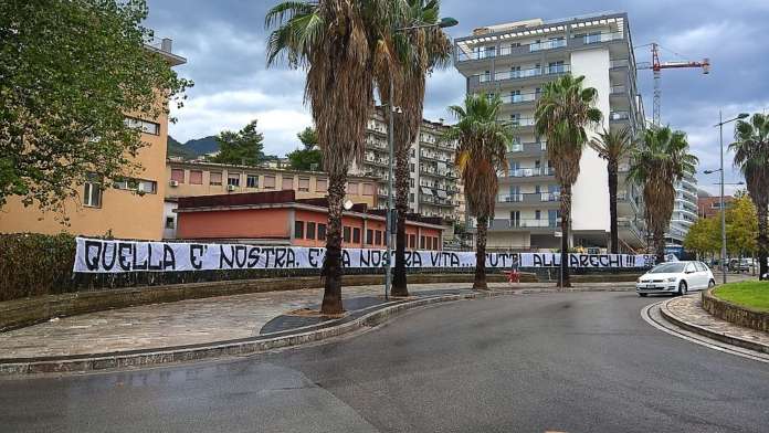 Salernitana striscione