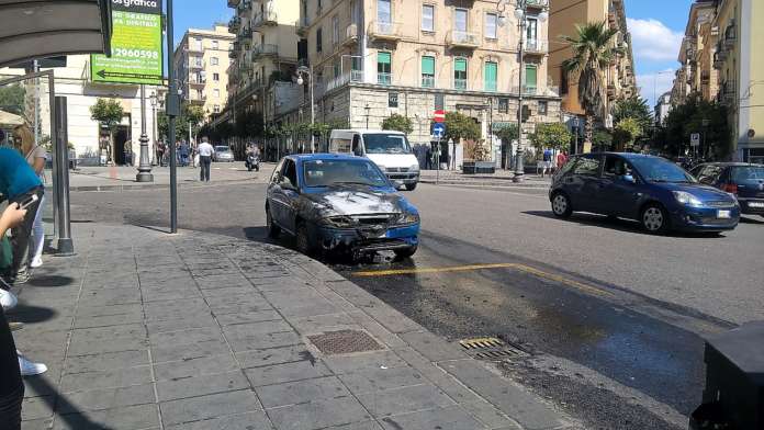 Salerno - Auto bruciata