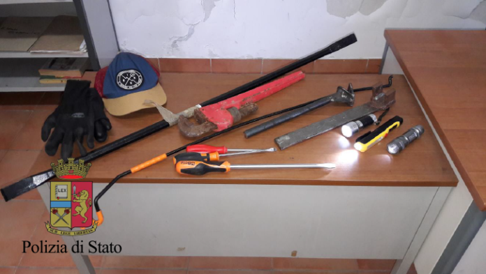 Gli arnesi sequestrati dalla polizia
