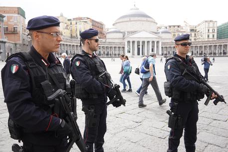 Reparti speciali carabinieri per la prevenzione al terrorismo in piazza del Plebiscito a Napoli