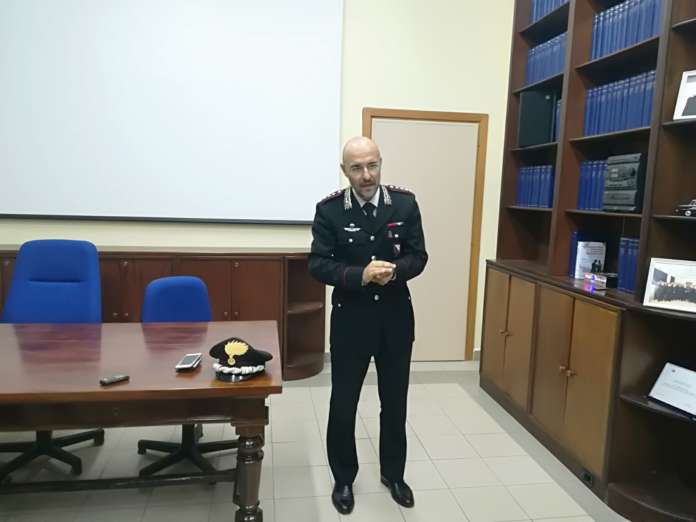 saluto com carabinieri